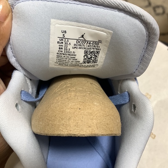 Women’s Air Jordan 1 Low - Picture 7 of 7